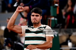 Alcaraz xin lỗi khán giả vì thắng  " hủy diệt "  94 phút ở tứ kết Roland Garros