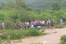 Gần 100 người tìm kiếm cô gái mất tích do mưa lũ ở Hoà Bình