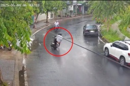 Clip: Kinh hoàng xe máy ôm cua như  " tên bắn " , lao thẳng vào nhà dân