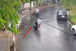 CLIP: Chạy xe máy tông vào tường, 2 sinh viên nước ngoài thương vong