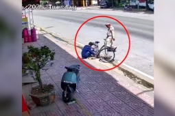 Clip: Ấm lòng hình ảnh CSGT giúp nam sinh sửa xe đạp, đưa đi thi kịp giờ