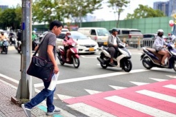 Lần đầu ở TP HCM: Qua đường có đèn "dẫn lối"