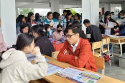 Thí sinh  ' khóc ròng '  khi 1 trường đại học lớn bất ngờ bỏ xét tuyển khối C00