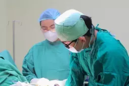  ' Thần y '  tiêm thuốc lạ trị đau lưng, bệnh nhân nhiễm trùng suýt mất mạng