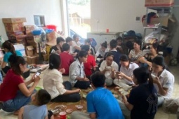 Cặp vợ chồng làm chục mâm cơm mời thí sinh thi lớp 10