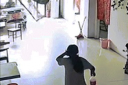 Bé gái 11 tuổi cứu em khỏi bị xe đâm trong gang tấc