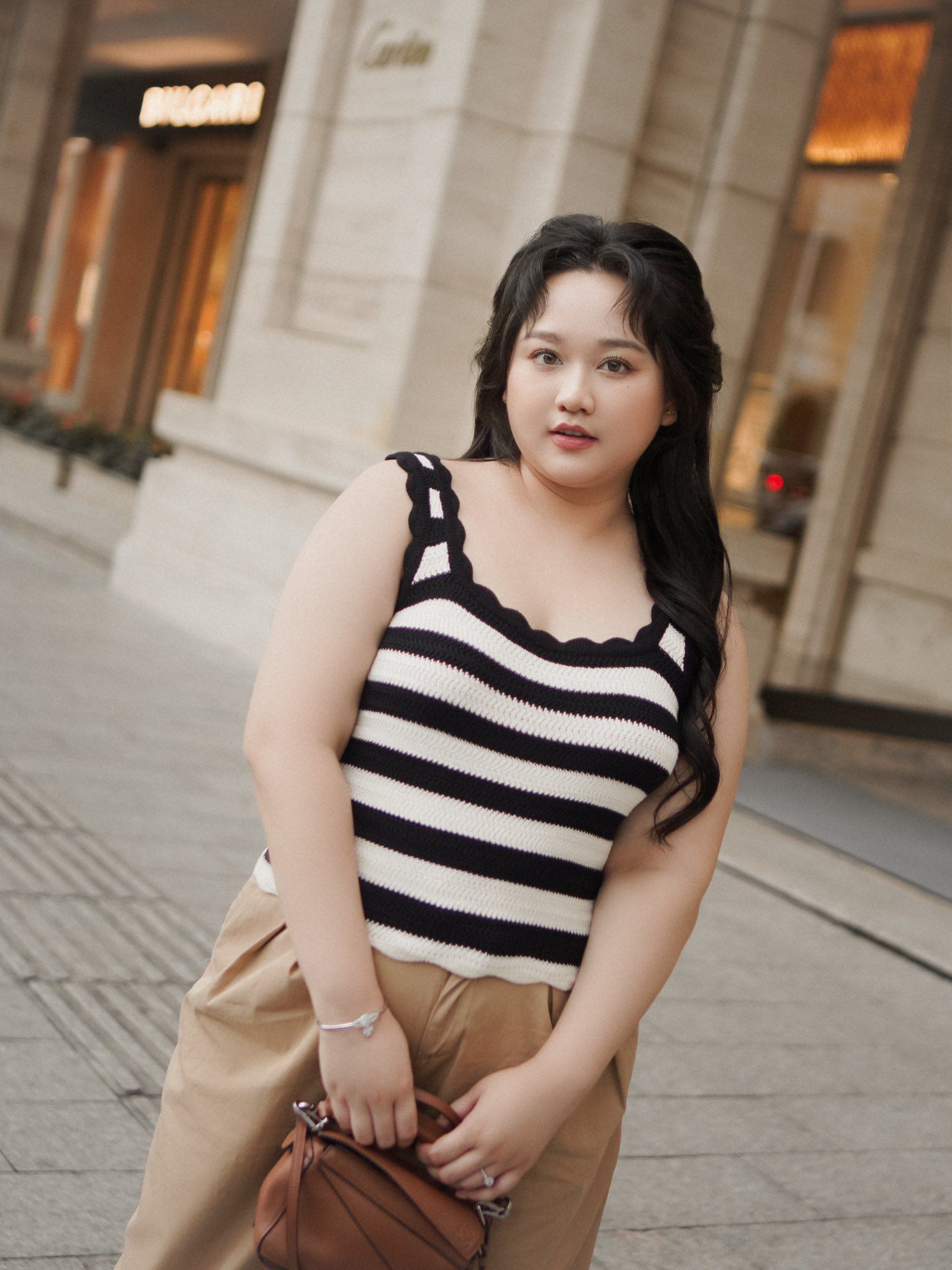 Thời gian sau, Trúc Anh gặp nhiều vấn đề về sức khỏe nên cô tăng cân mất kiểm soát. Chính vì sự thay đổi chóng mặt của ngoại hình nên phong cách thời trang của Trúc Anh cũng không còn lựa chọn những kiểu cut-out, crop-top khoe mình hạc xương mai "nàng thơ" như xưa.