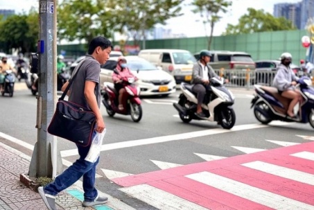 Lần đầu ở TP HCM: Qua đường có đèn "dẫn lối"