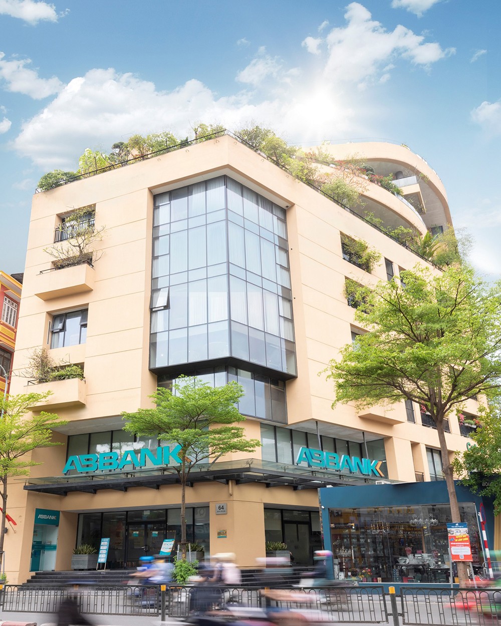 Với gần 32 năm hoạt động, ABBANK luôn được đánh giá là một Ngân hàng uy tín, tận tâm và đáng tin cậy của hàng triệu Khách hàng, Đối tác và Nhà đầu tư trên toàn quốc.