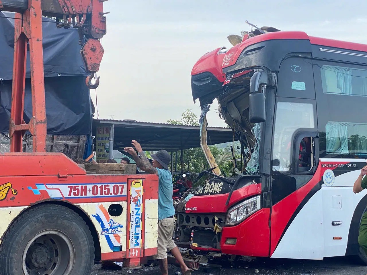 Hiện trường vụ tai nạn giao thông nghiêm trọng giữa xe tải và xe khách trên đường tránh Huế sáng 4/6.