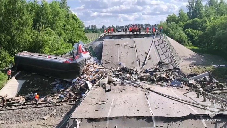 Một cây cầu ở vùng biên giới Nga giáp Ukraine bị hư hại, dẫn đến tàu hỏa trật đường ray. Ảnh: Sputnik.