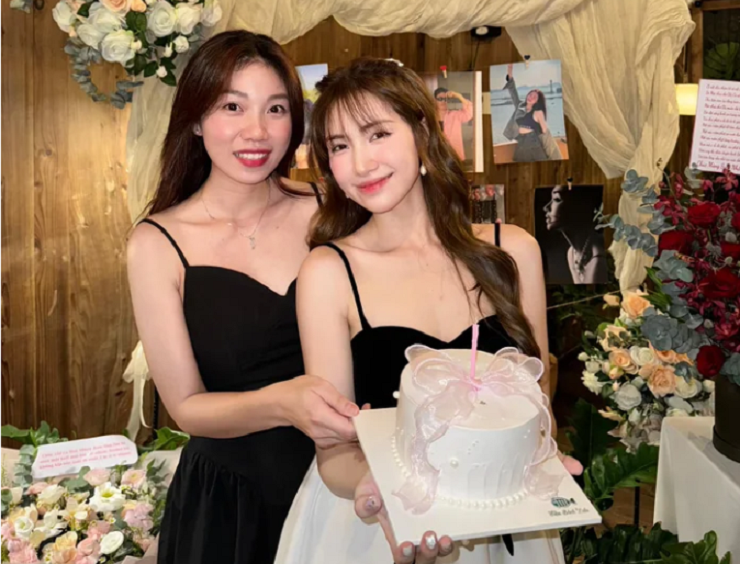 Hòa Minzy nhiều lần khiến fan choáng váng khi tặng quà giá trị cho trợ lý.