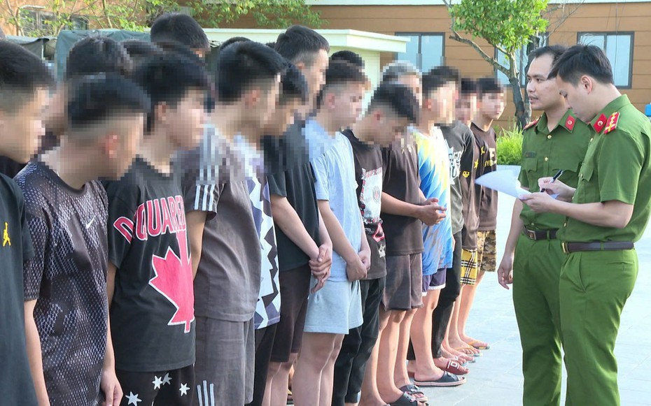 Tạm giữ nhóm đối tượng mang hung khí "gặp ai đuổi đánh người đó" - 1