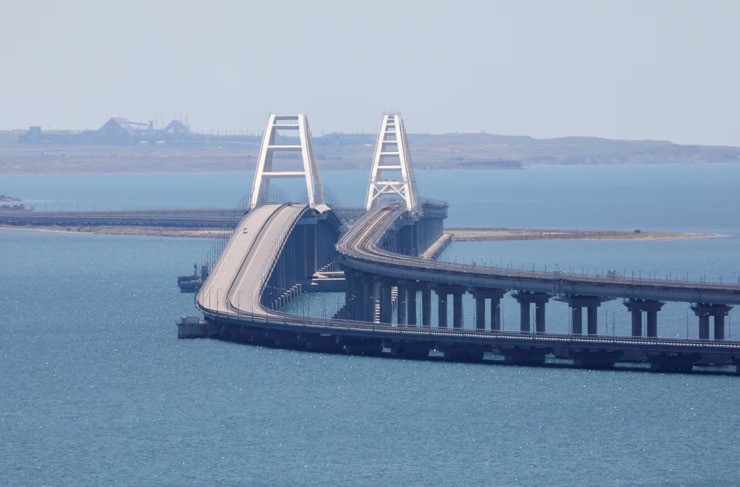 Đây là lần thứ 3 Ukraine gây nổ ở khu vực cầu Crimea nhưng lần này dường như không gây thiệt hại đáng kể. Ảnh: Reuters.