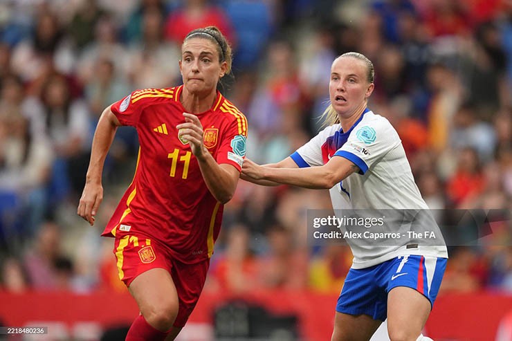 Nữ Tây Ban Nha (áo đỏ) và Anh so kè căng thẳng