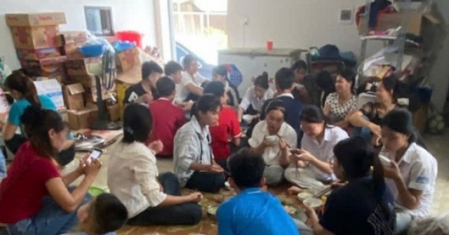 Cặp vợ chồng làm chục mâm cơm mời thí sinh thi lớp 10