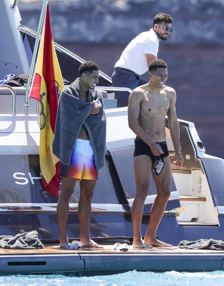Hai anh em nhà Bellingham, Jude và Jobe, đã cùng nhau nghỉ ngơi ở Ibiza trước thềm FIFA Club World Cup 2025. Jude hiện là trụ cột của Real Madrid tại Tây Ban Nha, trong khi Jobe vừa ký hợp đồng với Borussia Dortmund tại Đức sau mùa giải ấn tượng cùng Sunderland.&nbsp;

Sự xuất hiện của hai anh em ở Ibiza thu hút sự chú ý khi cả hai đều là những tài năng trẻ sáng giá, sẽ đại diện cho hai CLB lớn.
