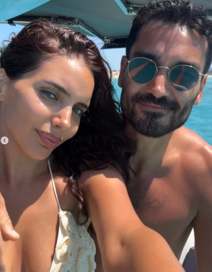 Ilkay Gundogan, sau mùa giải căng thẳng cùng Barcelona, đã chọn cách thư giãn bằng kỳ nghỉ dưỡng cùng vợ tại đảo Ibiza. Tại đây, anh và bạn gái tận hưởng không khí biển Địa Trung Hải, nghỉ ngơi và nạp lại năng lượng trước khi bước vào mùa giải mới. Ibiza là điểm đến yêu thích của nhiều cầu thủ bóng đá nhờ không gian riêng tư và các dịch vụ cao cấp, giúp Gundogan và gia đình có những khoảnh khắc thư giãn trọn vẹn bên nhau.
