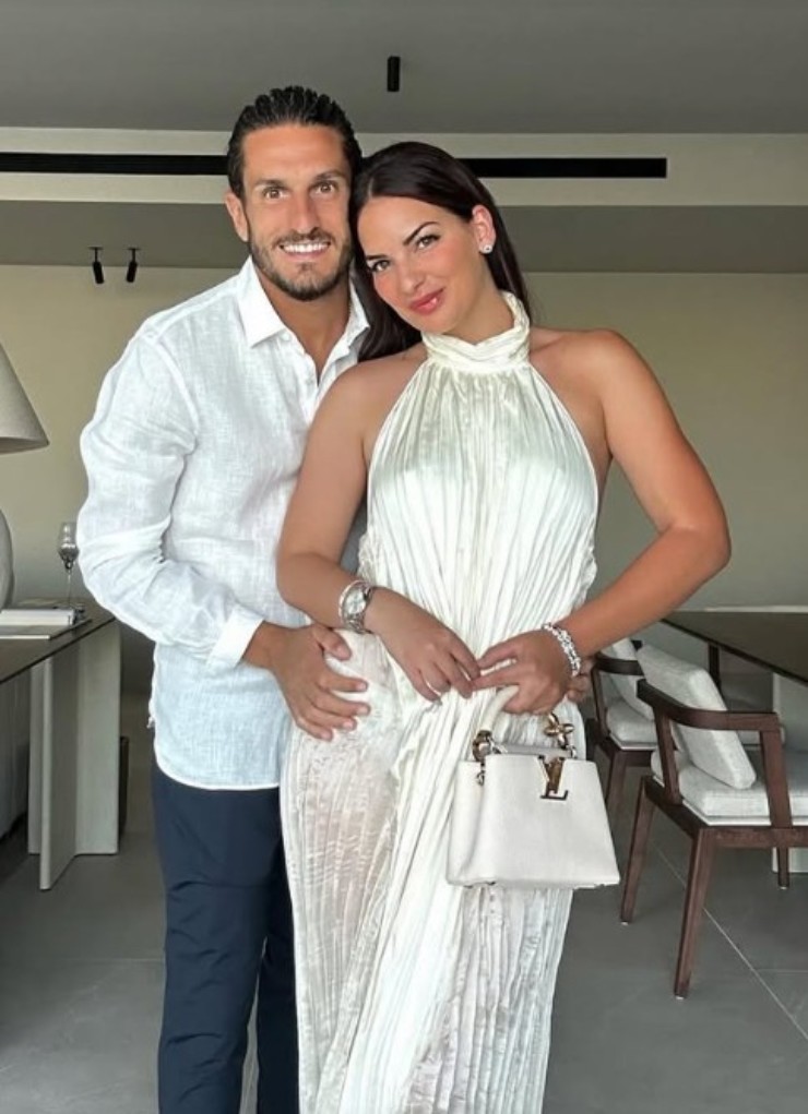 Koke, đội trưởng của Atletico Madrid, đã cùng vợ tranh thủ kỳ nghỉ ngắn để "xả hơi" và nạp lại năng lượng trước khi trở lại thi đấu tại FIFA Club World Cup 2025. Cặp đôi tận hưởng thời gian thư giãn, chia sẻ khoảnh khắc hạnh phúc bên nhau trên mạng xã hội.
