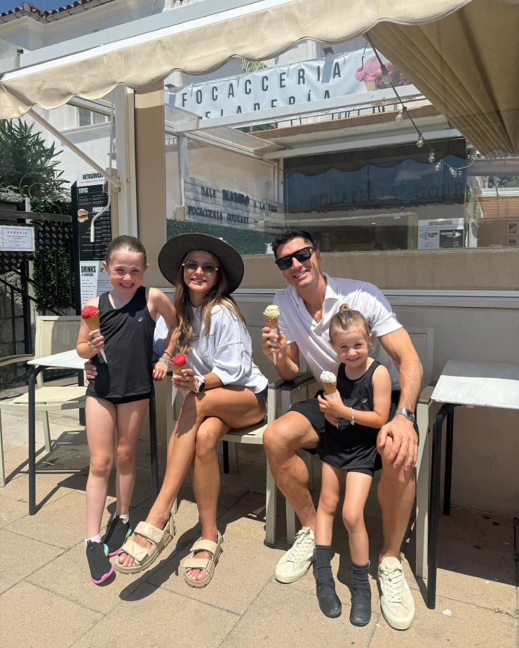 Robert Lewandowski, tiền đạo của Barcelona, vừa cùng vợ và hai con gái đi ăn kem trong kỳ nghỉ hè. Gia đình anh tận hưởng những giây phút vui vẻ, ấm áp bên nhau và chia sẻ hình ảnh hạnh phúc trên mạng xã hội, nhận được nhiều lời chúc từ người hâm mộ.
