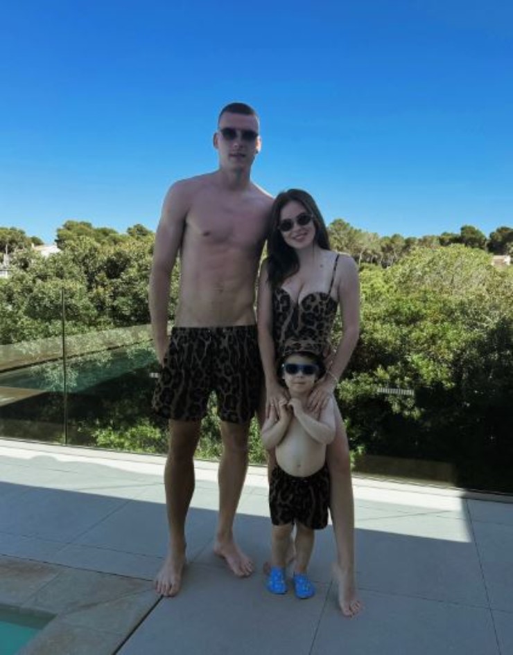 Andriy Lunin, thủ môn của Real Madrid, tận hưởng kỳ nghỉ cùng gia đình tại Tây Ban Nha. Gia đình anh chia sẻ nhiều khoảnh khắc vui vẻ, ấm áp bên nhau, tận hưởng không khí trong lành và cảnh đẹp của đất nước.
