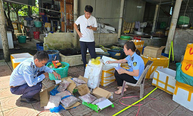 Lực lượng chức năng phát hiện, thu giữ lượng lớn thực phẩm không rõ nguồn gốc, hóa đơn chứng từ.