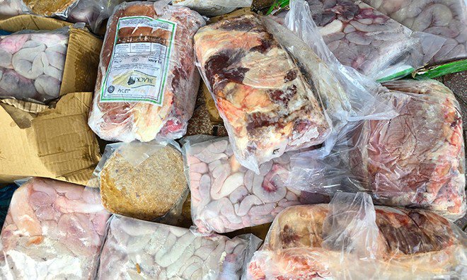 Phát hiện 270 kg nội tạng, nõn tôm, thịt bò... trôi nổi tại Quảng Bình - 1