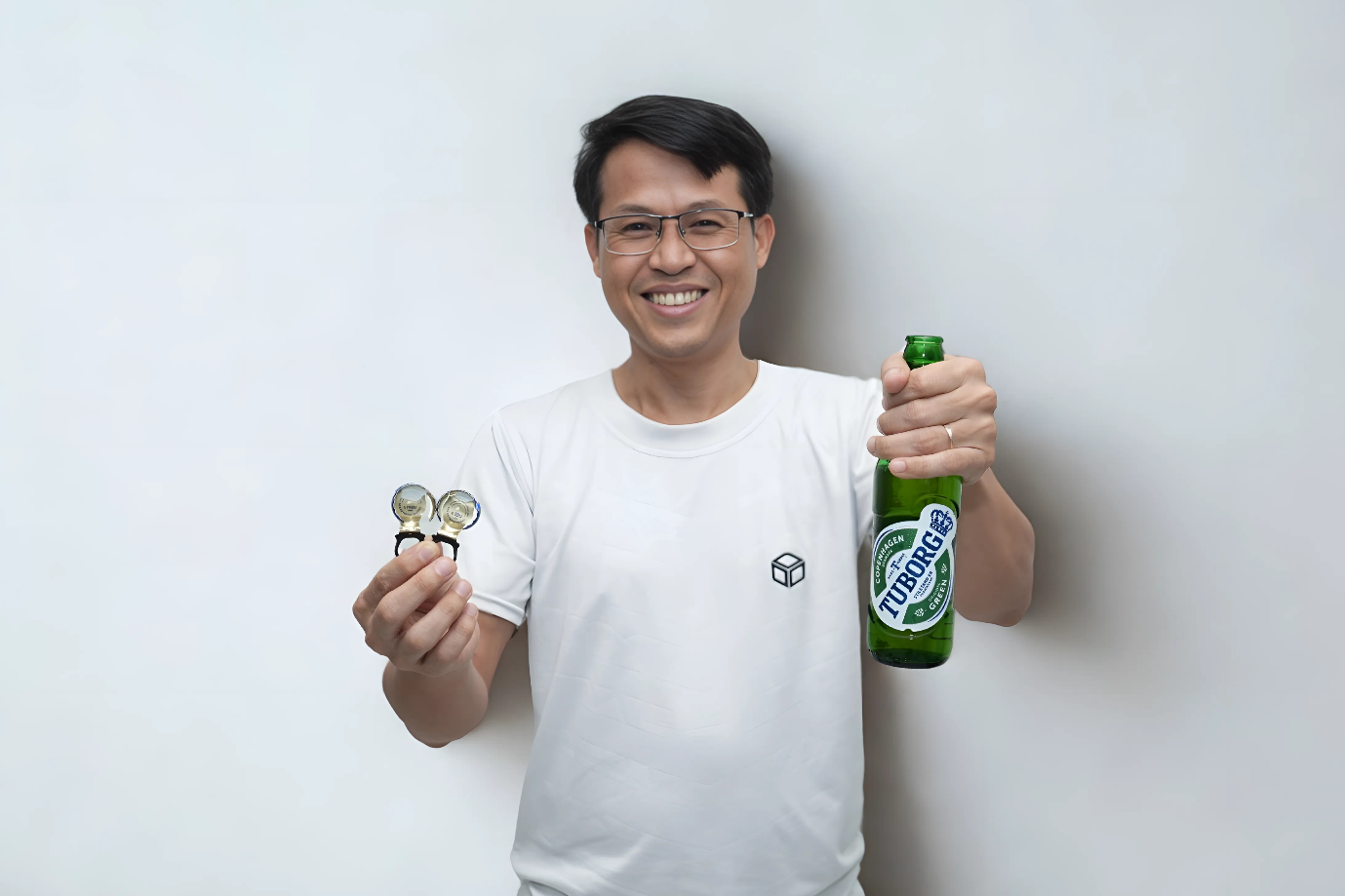 Anh Nhanh vui mừng đại diện nhóm bạn nhận thưởng 500 triệu đồng từ Tuborg sau màn ghép nắp thành công.