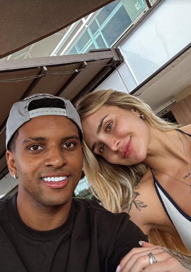 Rodrygo, ngôi sao của Real Madrid, đã tranh thủ kỳ nghỉ để "hâm nóng" tình cảm với bạn gái. Cặp đôi cùng nhau đi du lịch, tận hưởng những khoảnh khắc lãng mạn và chia sẻ hình ảnh ngọt ngào trên mạng xã hội, khiến người hâm mộ thích thú.
