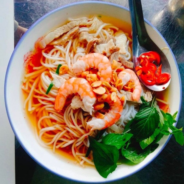 Bún gỏi dà, một món ăn dân dã nhưng đặc sắc của người Sóc Trăng, từ lâu đã trở thành món ăn đặc trưng của vùng đất này. Cái tên 'gỏi dà' nghe lạ tai, khiến không ít thực khách tò mò và muốn khám phá. Ảnh MIA