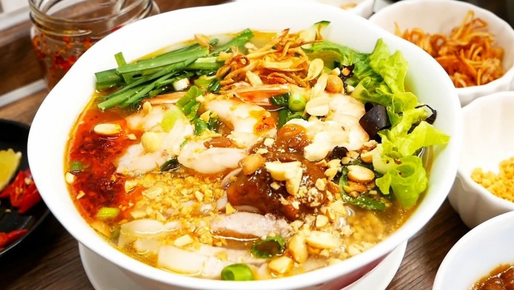 Tên gọi “gỏi dà” thực ra bắt nguồn từ “gỏi già” – cách người Hoa ngày trước dùng để chỉ món bún ăn kèm thịt, rau và nước lèo chua ngọt, sau đọc chệch thành “dà” rồi dần dần trở thành tên gọi chính thức. Ảnh MIA