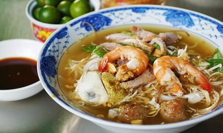 Người Sóc Trăng quen gọi vui bún gỏi dà là món ăn “lai” giữa bún nước lèo và bún mắm. Ảnh Di Vỹ