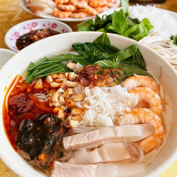 Một tô bún gỏi dà đầy đủ thường gồm bún tươi, thịt ba chỉ luộc thái mỏng, tôm luộc bóc vỏ, chan nước lèo có tương hột và me chua, điểm thêm rau sống, hành phi, vài lát ớt. Ảnh MIA
