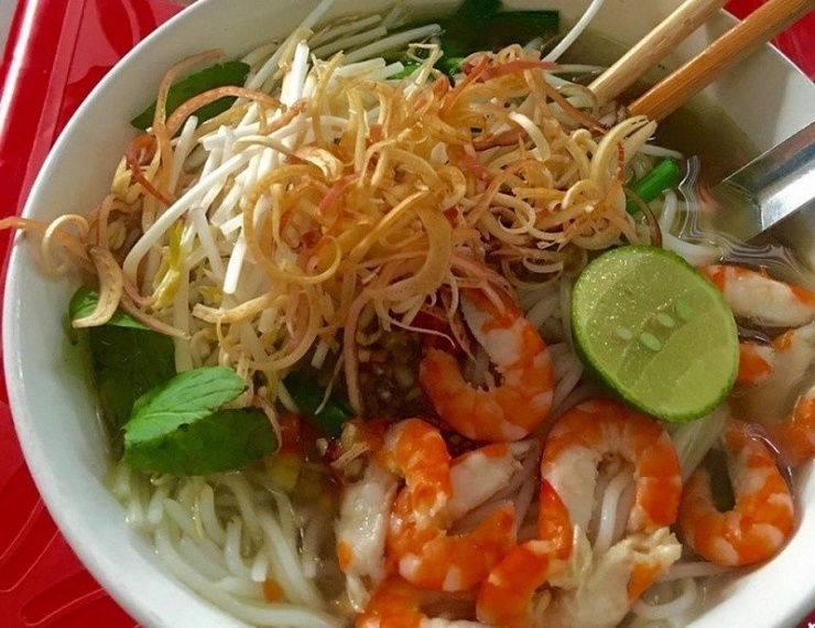 Đầu tiên, người nấu sẽ luộc thịt ba chỉ và tôm, giữ lại phần nước để làm nước dùng. Me chua được dầm lấy nước cốt, rồi cho vào nồi nước luộc cùng tương hột đã xay nhuyễn. Nước lèo không quá sánh nhưng phải đủ đậm đà, có vị chua dịu của me, thơm nhẹ mùi tương và hậu ngọt thanh. Ảnh MIA