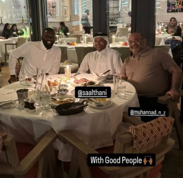 Antonio Rudiger, hậu vệ của Real Madrid, trong kỳ nghỉ, có buổi tối sang chảnh cùng bạn bè và các nhân vật trong làng bóng đá. Bữa tối diễn ra trong không khí thân mật, Rudiger có mong muốn gắn bó với Real Madrid.
