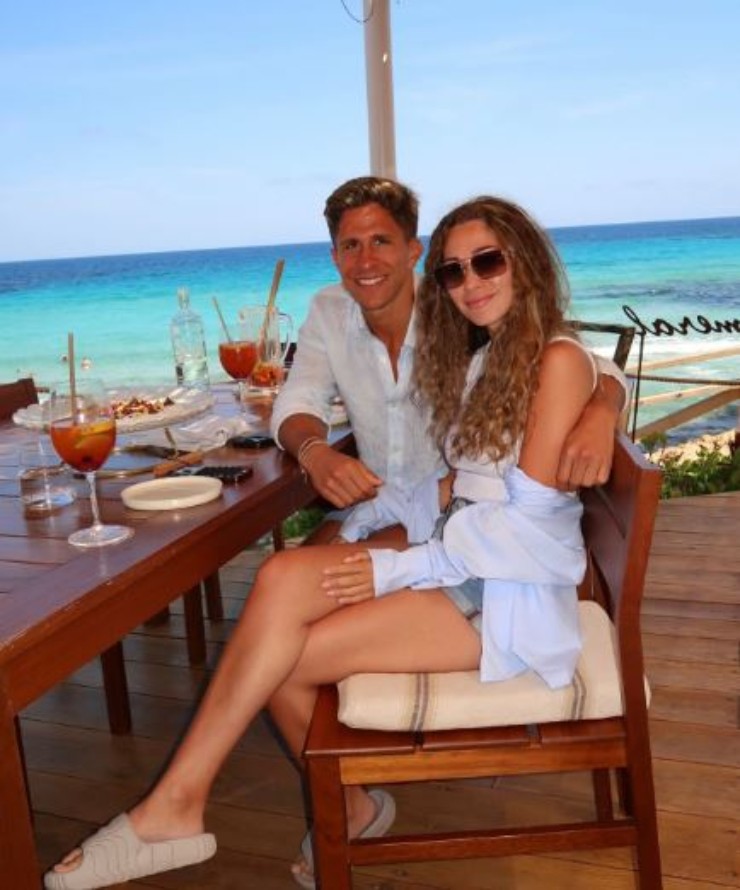 Giuliano Simeone, tiền đạo trẻ của Atletico Madrid (con trai HLV Simeone), đã chọn Ibiza làm điểm đến cho kỳ nghỉ hè 2025. Tại đây, anh cùng bạn gái tận hưởng bãi biển, ẩm thực và các hoạt động giải trí sôi động trên đảo, chia sẻ nhiều khoảnh khắc hạnh phúc bên nhau.
