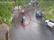 Clip: Kinh hoàng xe máy ôm cua như "tên bắn", lao thẳng vào nhà dân