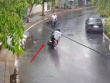 CLIP: Chạy xe máy tông vào tường, 2 sinh viên nước ngoài thương vong