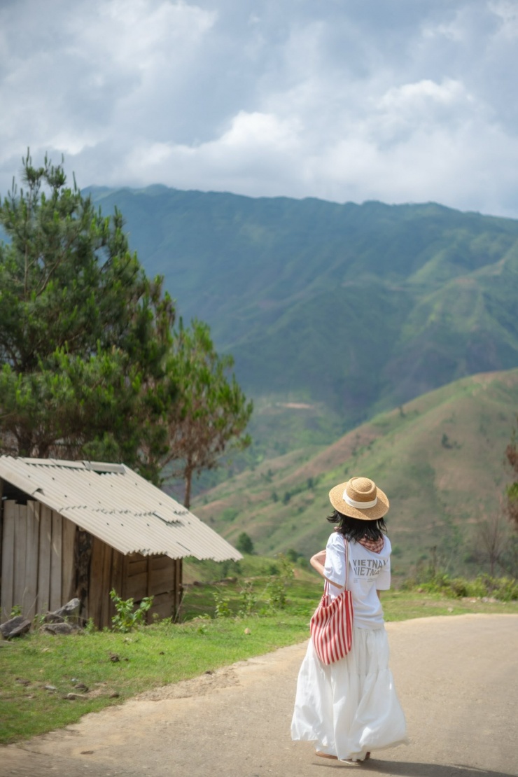 Linh ấn tượng với lán gỗ nhỏ nằm trên khúc cua từ thảo nguyên đi xuống, nhìn giản dị nhưng xinh xắn