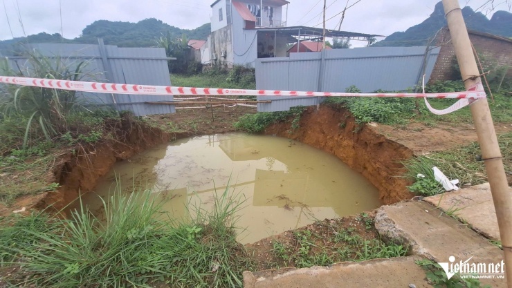 Các hố xung quanh cũng đang có hiện tượng mở rộng.