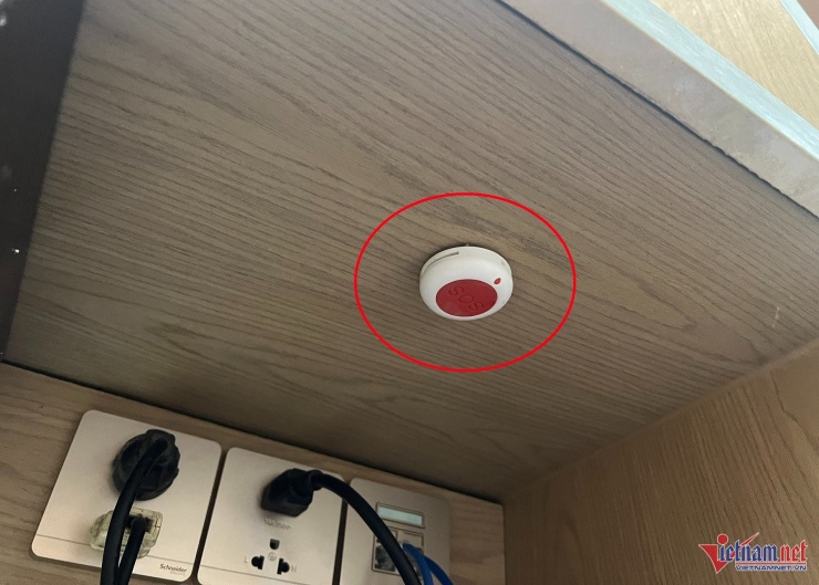 Nút bấm chuông báo động SOS đặt dưới gầm bàn của giao dịch viên một ngân hàng. Ảnh: CTV