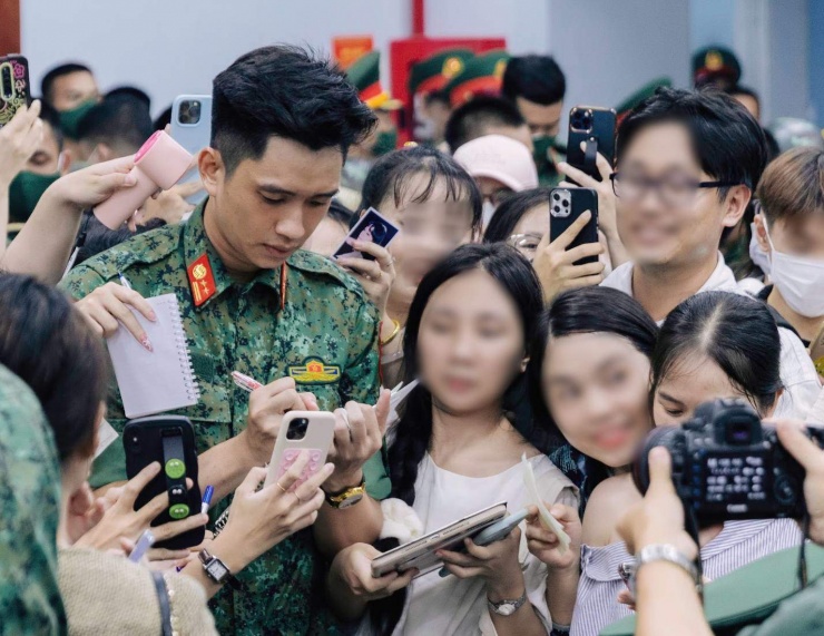 Mọi tình cảm đều cần giữ ở mức chừng mực, đặc biệt là với những người đang thực thi nhiệm vụ trong lực lượng vũ trang.