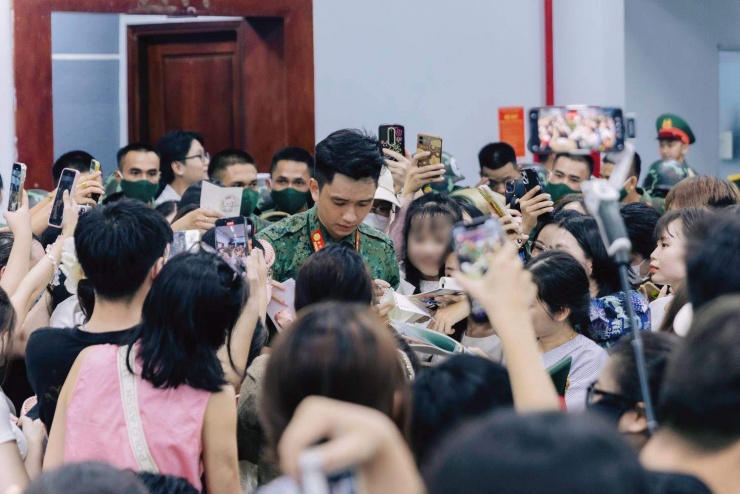 Anh cúi mặt, cố ký tên cho từng người để không làm ai thất vọng. Nhưng không ai để cho anh không gian nghỉ ngơi.