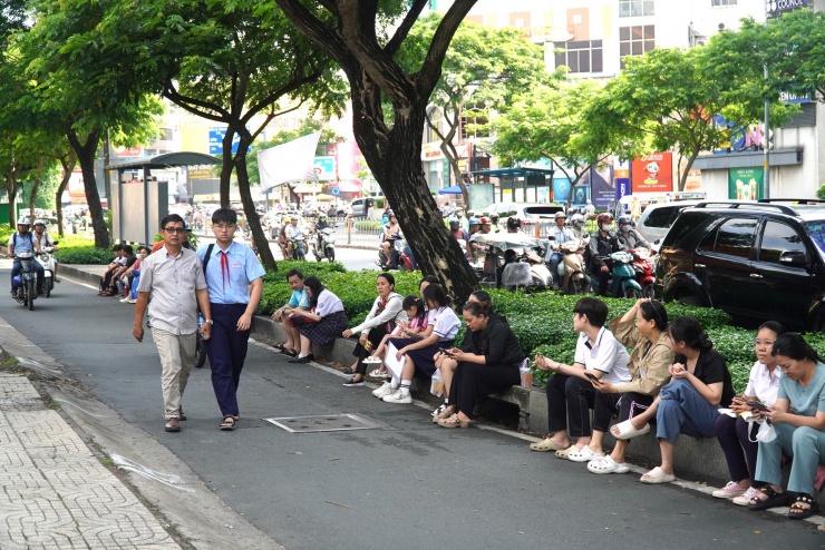 Phụ huynh kéo vali, thuê khách sạn cùng con đi thi lớp 10 - 5