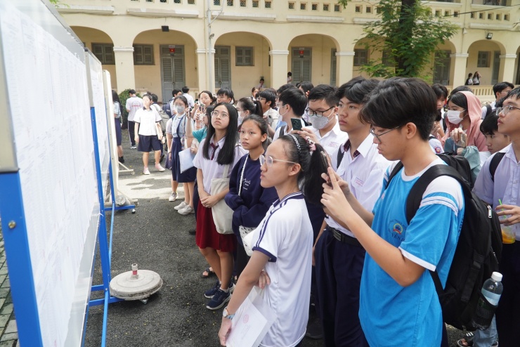 Phụ huynh kéo vali, thuê khách sạn cùng con đi thi lớp 10 - 7