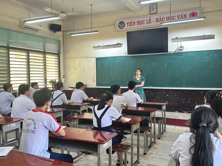 Phụ huynh kéo vali, thuê khách sạn cùng con đi thi lớp 10 - 8