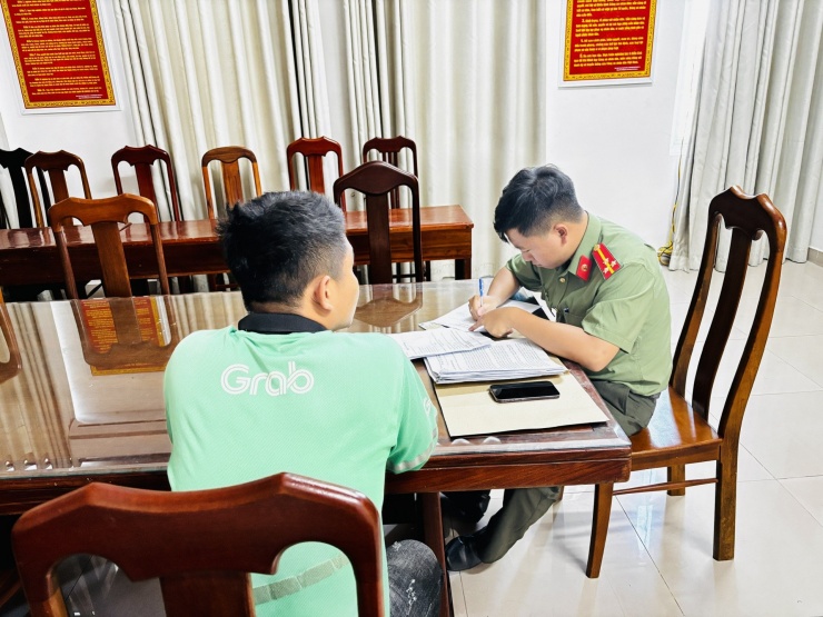 Ông T.V.Q.H. làm việc với Phòng An ninh mạng và phòng, chống tội phạm sử dụng công nghệ cao, Công an tỉnh Khánh Hòa.