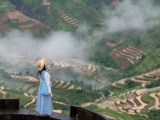 Địa điểm ‘trốn nóng’ xanh mướt, ngắm mây vờn thung lũng, cách Hà Nội 250km