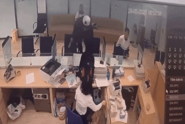 Sau các vụ cướp ngân hàng: Dưới gầm bàn của giao dịch viên có thứ gì lợi hại?