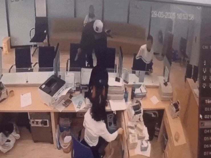 Sau các vụ cướp ngân hàng: Dưới gầm bàn của giao dịch viên có thứ gì lợi hại?